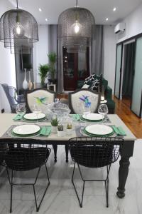 a dining room table with chairs and glasses on it at Apartamento de diseño en Malasaña junto a Gran Vía in Madrid