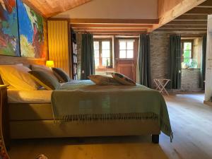 een slaapkamer met een groot bed in een kamer bij La Vaisse in Ambert