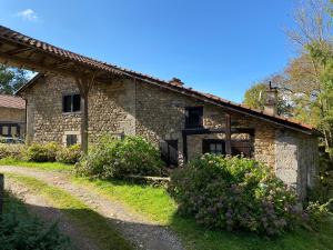 ein altes Steinhaus mit einem Weg davor in der Unterkunft La Vaisse in Ambert