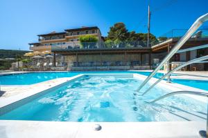 einen Pool mit eisigem Wasser in einem Gebäude in der Unterkunft Forest Park Hotel in Rethymno
