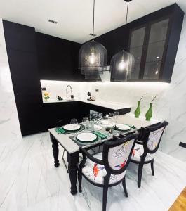 a kitchen with a table with two chairs and a sink at Apartamento de diseño en Malasaña junto a Gran Vía in Madrid