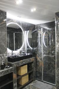 Baño con 2 lavabos y espejo en Apartamento de diseño en Malasaña junto a Gran Vía en Madrid