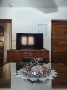 uma sala de estar com uma mesa com uma tigela de comida em La Estrella de Gredos em Guisando
