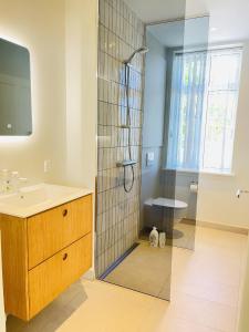 A bathroom at aday - 2 bedroom with modern kitchen and free parking