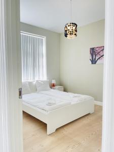 En eller flere senger på et rom på aday - 2 bedroom with modern kitchen and free parking
