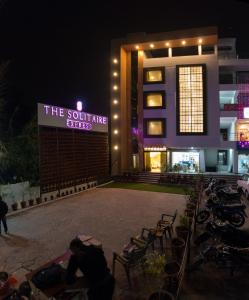 ein Hotel mit einem Schild, das den Süden liest, sind Wetten in der Unterkunft The Solitaire Express in Dehradun