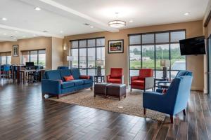 a lobby with chairs and tables and a tv at Comfort Suites Pell City I-20 exit 158 in Pell City