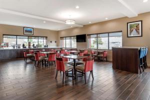 a restaurant with tables and chairs and a bar at Comfort Suites Pell City I-20 exit 158 in Pell City