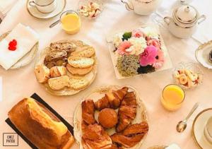 - une table avec de nombreux plats pour le petit-déjeuner dans l'établissement Chez Patou, à Laval