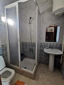 ein Bad mit einer Dusche, einem WC und einem Waschbecken in der Unterkunft Appartement Miradorgolf in Cabo Negro