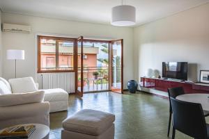 salon z kanapą i stołem w obiekcie SorrentoVibes - Sorrento centre Home with amazing view terraces w Sorrento