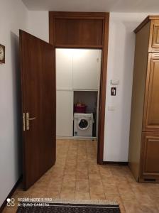 an open door to a kitchen with a washing machine at Appartamento Padova zona strategica in Padova