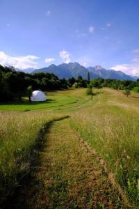 un campo con tenda in mezzo a un campo di That's life Glamping - Dolomite Experience a Dorgnan
