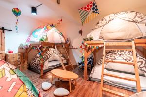 a room with two bunk beds and a table at Yilan Inspiration in Luodong
