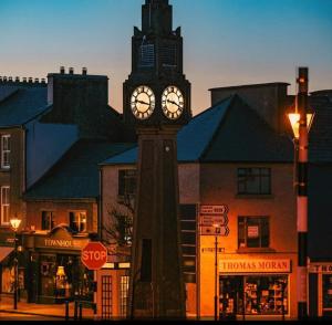 una torre del reloj en medio de una ciudad en Country Lane Homestay, en Westport