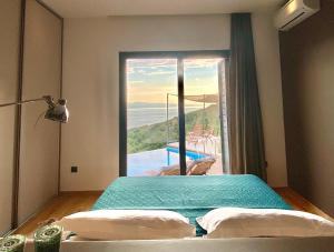 Posteľ alebo postele v izbe v ubytovaní Villa FORTE-Exclusive location with fantastic seaview & infinity pool - up to 8 Pax + 37 fotografií