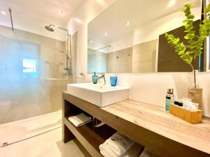 Koupelna v ubytování Villa FORTE-Exclusive location with fantastic seaview & infinity pool - up to 8 Pax