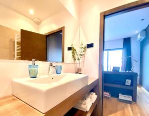 Postel nebo postele na pokoji v ubytování Villa FORTE-Exclusive location with fantastic seaview & infinity pool - up to 8 Pax
