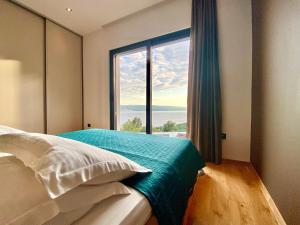 Postel nebo postele na pokoji v ubytování Villa FORTE-Exclusive location with fantastic seaview & infinity pool - up to 8 Pax