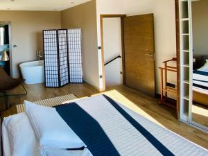 Postel nebo postele na pokoji v ubytování Villa FORTE-Exclusive location with fantastic seaview & infinity pool - up to 8 Pax