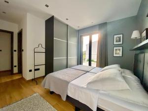Postel nebo postele na pokoji v ubytování Villa FORTE-Exclusive location with fantastic seaview & infinity pool - up to 8 Pax