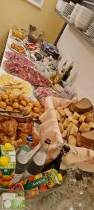 una mesa cubierta con muchos tipos diferentes de comida en Villa Elite Resort, en Limone sul Garda