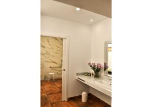 a bathroom with a sink and a mirror at Patio San Andrés in Córdoba
