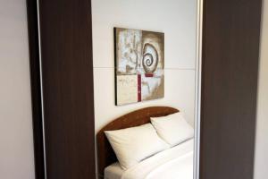 Una cama o camas en una habitación de Sarajevo Pearl