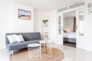 ザントフォールトにあるSand & Dunes Apartmentのソファとテーブルのあるリビングルーム
