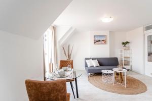 ザントフォールトにあるSand & Dunes Apartmentのソファとテーブルのあるリビングルーム