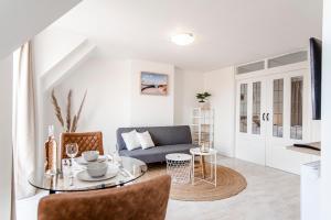 ザントフォールトにあるSand & Dunes Apartmentのソファとテーブルのあるリビングルーム