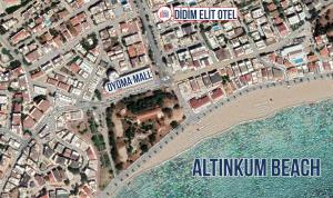 eine Luftansicht auf einen Strand und das Meer in der Unterkunft Didim Elit Otel in Didim