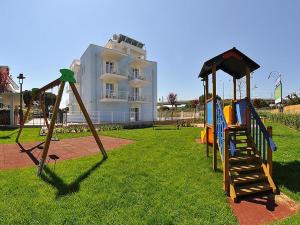 - une aire de jeux dans un parc avec toboggan dans l'établissement Mavip Residence, à San Benedetto del Tronto