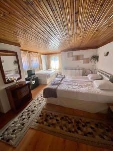 デヴィンにあるGuest House Detelinaの木製の天井が特徴の広い客室で、ベッド2台が備わります。
