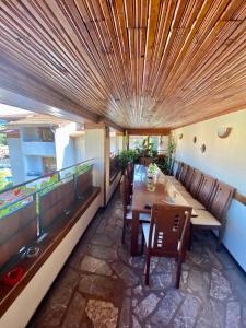 代温Guest House Detelina的阳台餐厅配有桌椅 更多29张照片