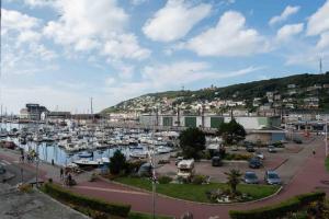 een jachthaven met een stel boten in een haven bij La mature in Fécamp