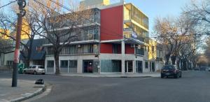 un bâtiment rouge et blanc au coin d'une rue dans l'établissement Ayacucho y Viamonte, à Rosario