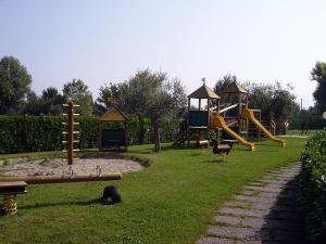 park z placem zabaw ze zjeżdżalnią i huśtawkami w obiekcie Villaggio Barbara w mieście Moniga