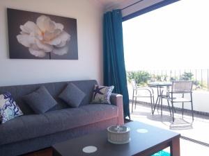 a living room with a couch and a table at Casa de Campo in Caniço