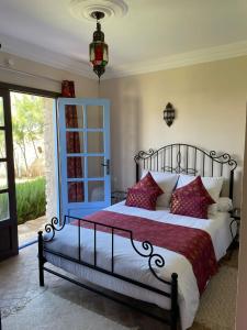 Ein Bett oder Betten in einem Zimmer der Unterkunft Dar Yanis