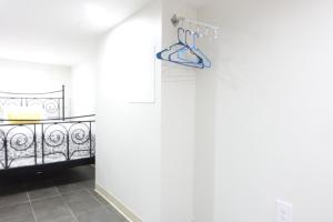 Postel nebo postele na pokoji v ubytování Best EWR Airport Apt-Hot Tub-Free Parking