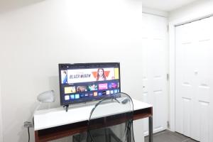 TV a/nebo společenská místnost v ubytování Best EWR Airport Apt-Hot Tub-Free Parking