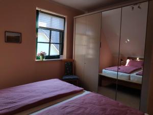 a bedroom with two beds and a window at Ferienwohnung Thum in Wustrow