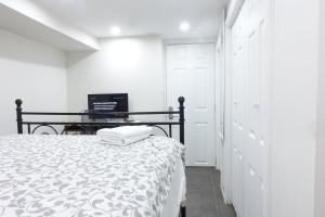 Postel nebo postele na pokoji v ubytování Best EWR Airport Apt-Hot Tub-Free Parking