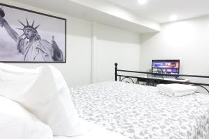 Postel nebo postele na pokoji v ubytování Best EWR Airport Apt-Hot Tub-Free Parking