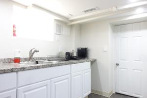 Kuchyň nebo kuchyňský kout v ubytování Best EWR Airport Apt-Hot Tub-Free Parking