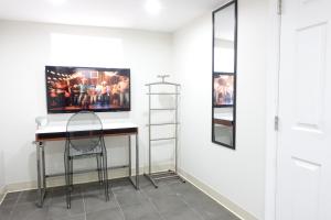 TV a/nebo společenská místnost v ubytování Best EWR Airport Apt-Hot Tub-Free Parking