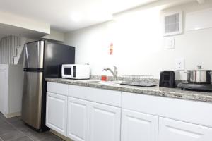 Kuchyň nebo kuchyňský kout v ubytování Best EWR Airport Apt-Hot Tub-Free Parking