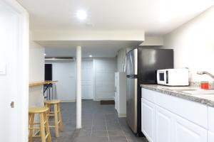 Kuchyň nebo kuchyňský kout v ubytování Best EWR Airport Apt-Hot Tub-Free Parking