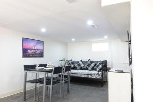 TV a/nebo společenská místnost v ubytování Best EWR Airport Apt-Hot Tub-Free Parking